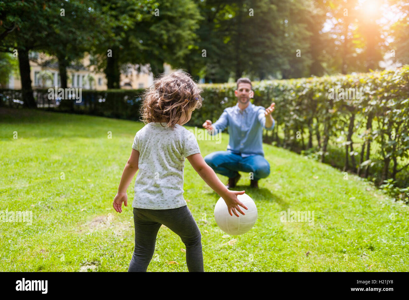 Père et fille Playing with ball in park Banque D'Images Père et fille Playing with ball in park Banque D'Images