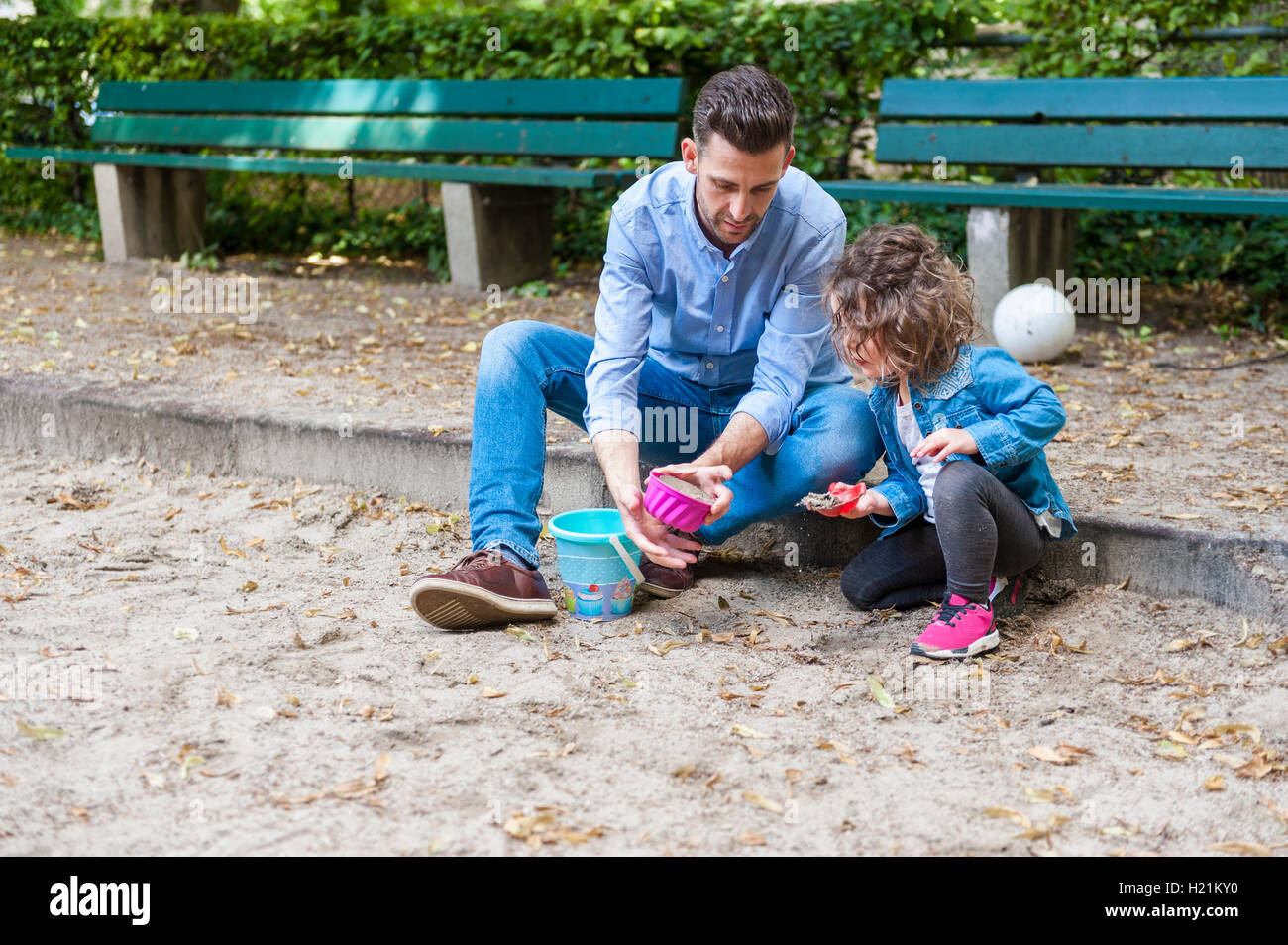 Père jouant avec fille dans sandbox Banque D'Images Père jouant avec fille dans sandbox Banque D'Images