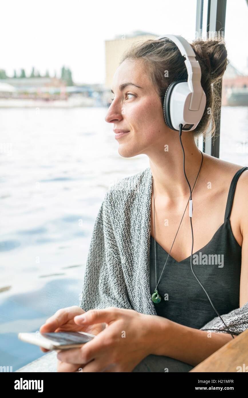 Relaxed woman listening music with headphones Banque D'Images