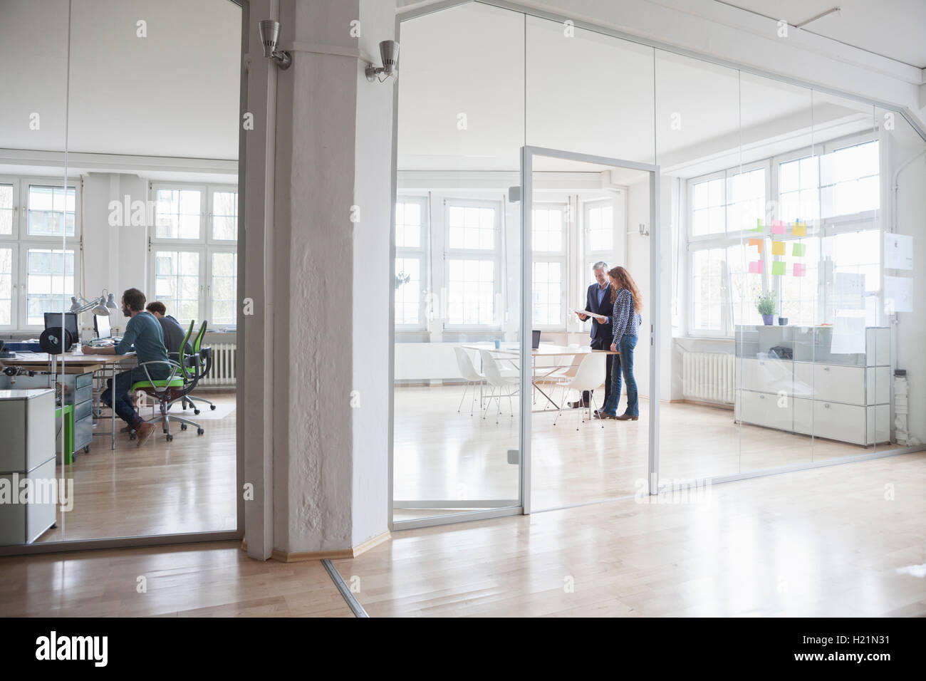 Les personnes qui travaillent dans le bureau lumineux Banque D'Images