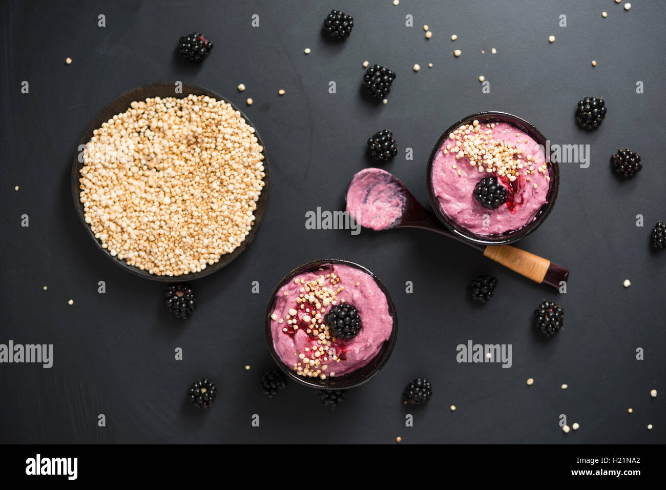 Bols de crème blackberry avec quinoa soufflé de farine complète Banque D'Images