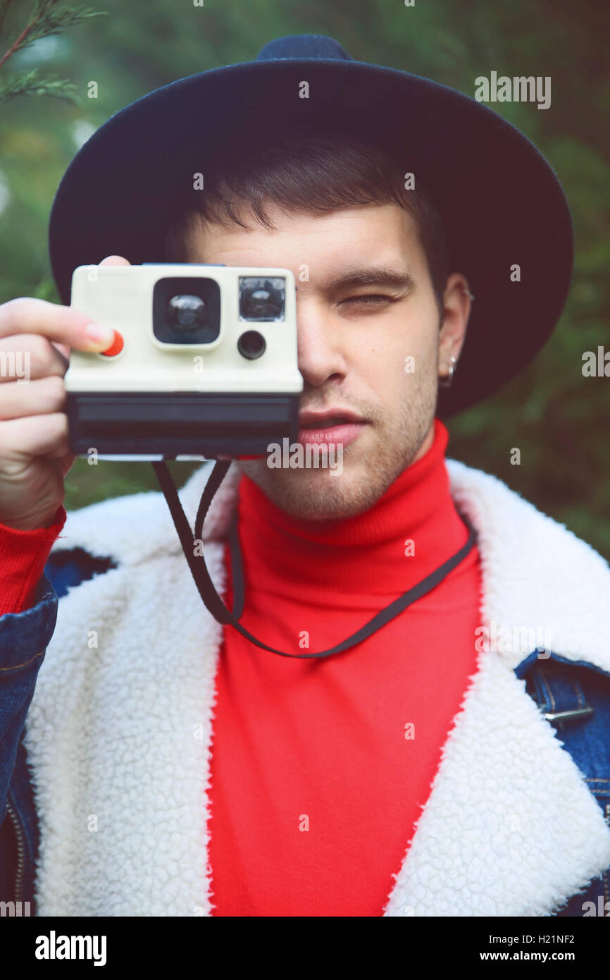 L'homme prenant la photo instantanée à l'extérieur Banque D'Images