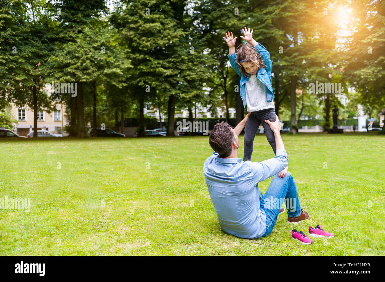 Père et fille jouer on meadow in park Banque D'Images Père et fille jouer on meadow in park Banque D'Images