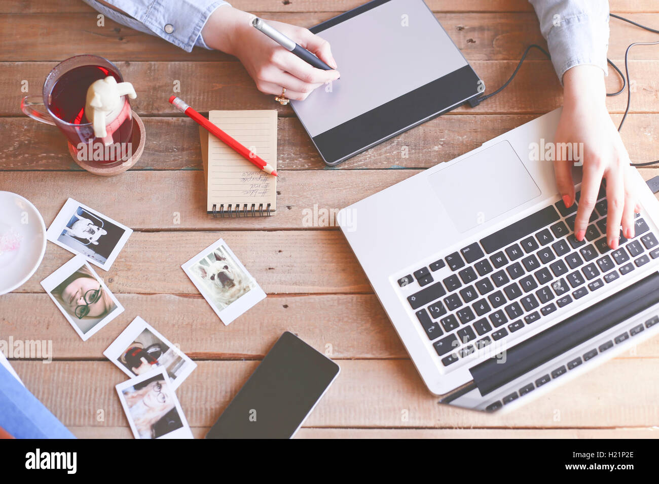 Travail à domicile à l'aide d'Illustrator une tablette graphique Banque D'Images