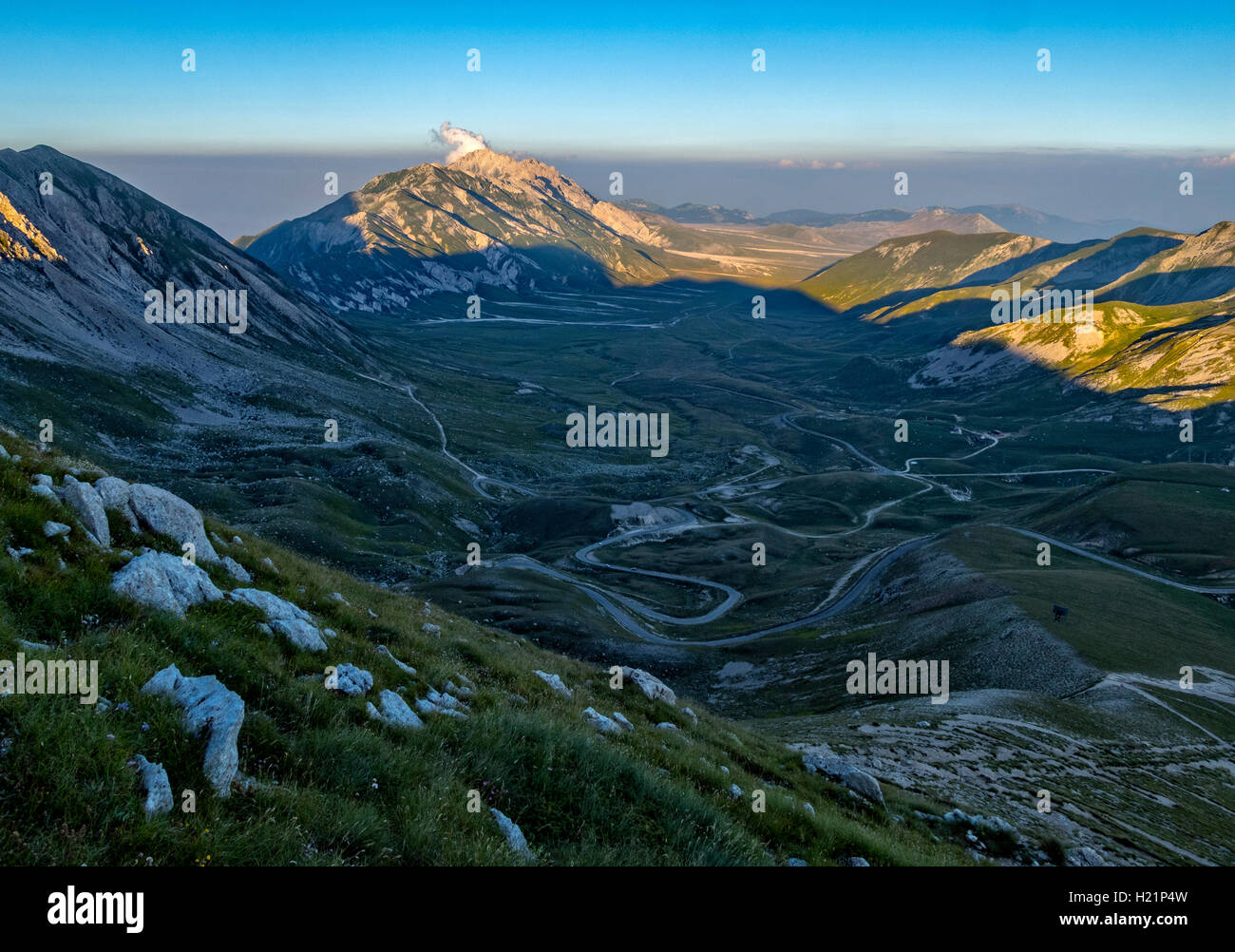 L'Italie, les Abruzzes, le Gran Sasso et Monti della Laga National Park, Mt Camicia Campo Imperatore et du plateau au coucher du soleil Banque D'Images