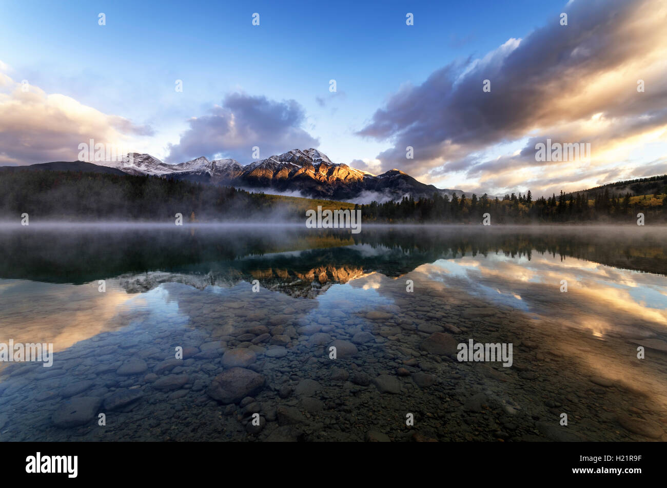 Canada, Parc National de Jasper, Jasper, Pyramid Mountain, Patricia Lake dans le matin Banque D'Images