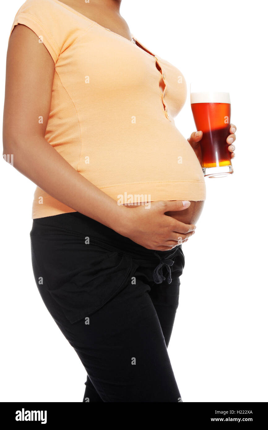 Femme enceinte tenant un verre d'alcool à côté de son ventre Photo Stock -  Alamy