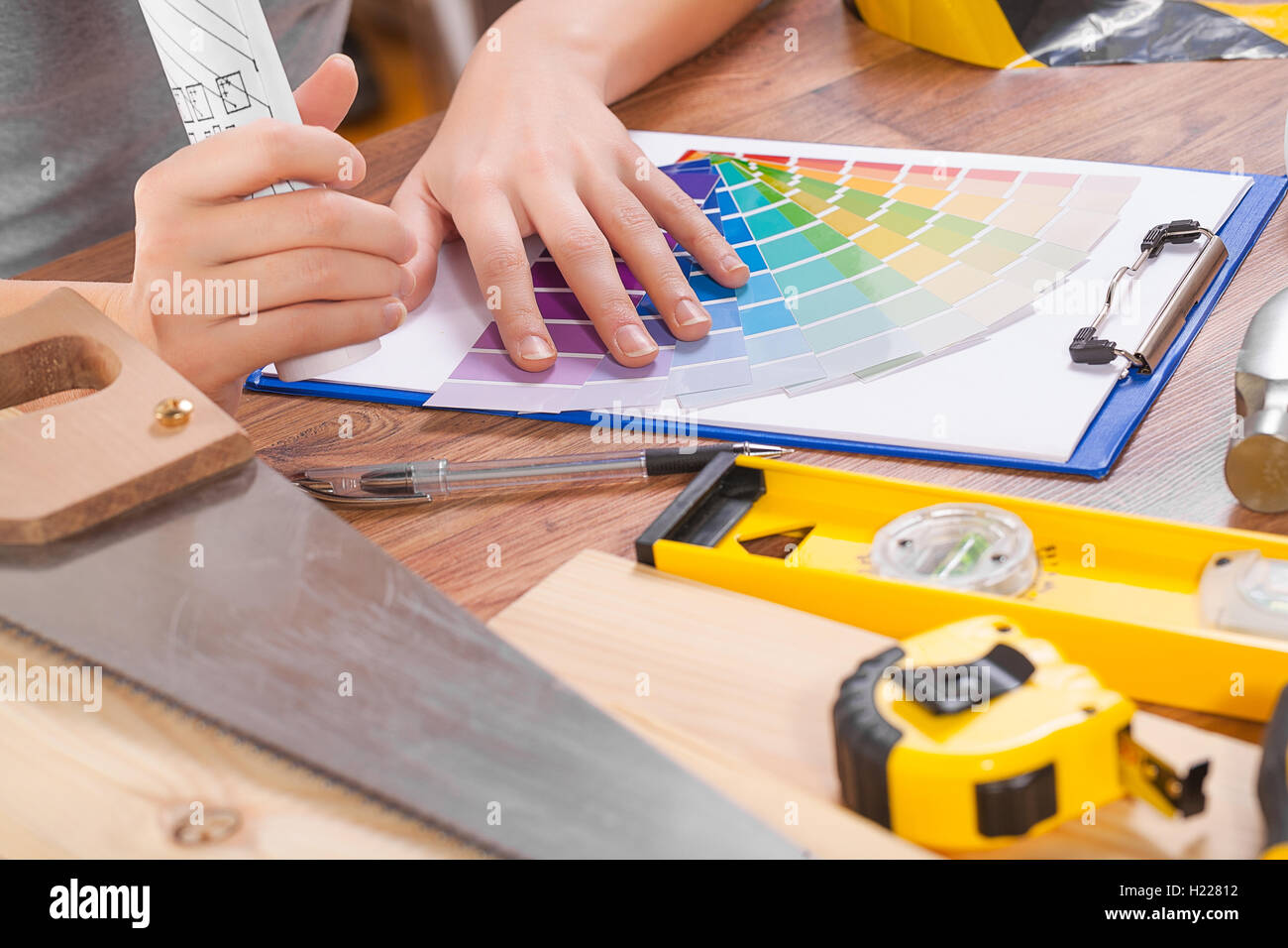 Mains de wemale sur palette de couleurs Banque D'Images