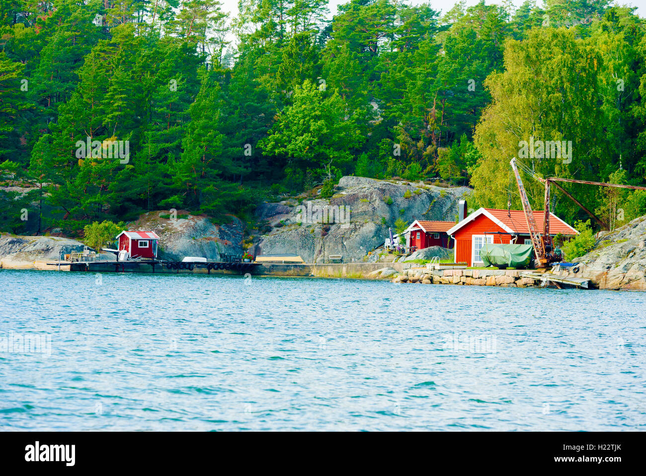 Askeron, Suède - septembre 9, 2016 : l'environnement documentaire de petite marina avec de vieux crane prêt à lever couvert de bâches en bateau Banque D'Images