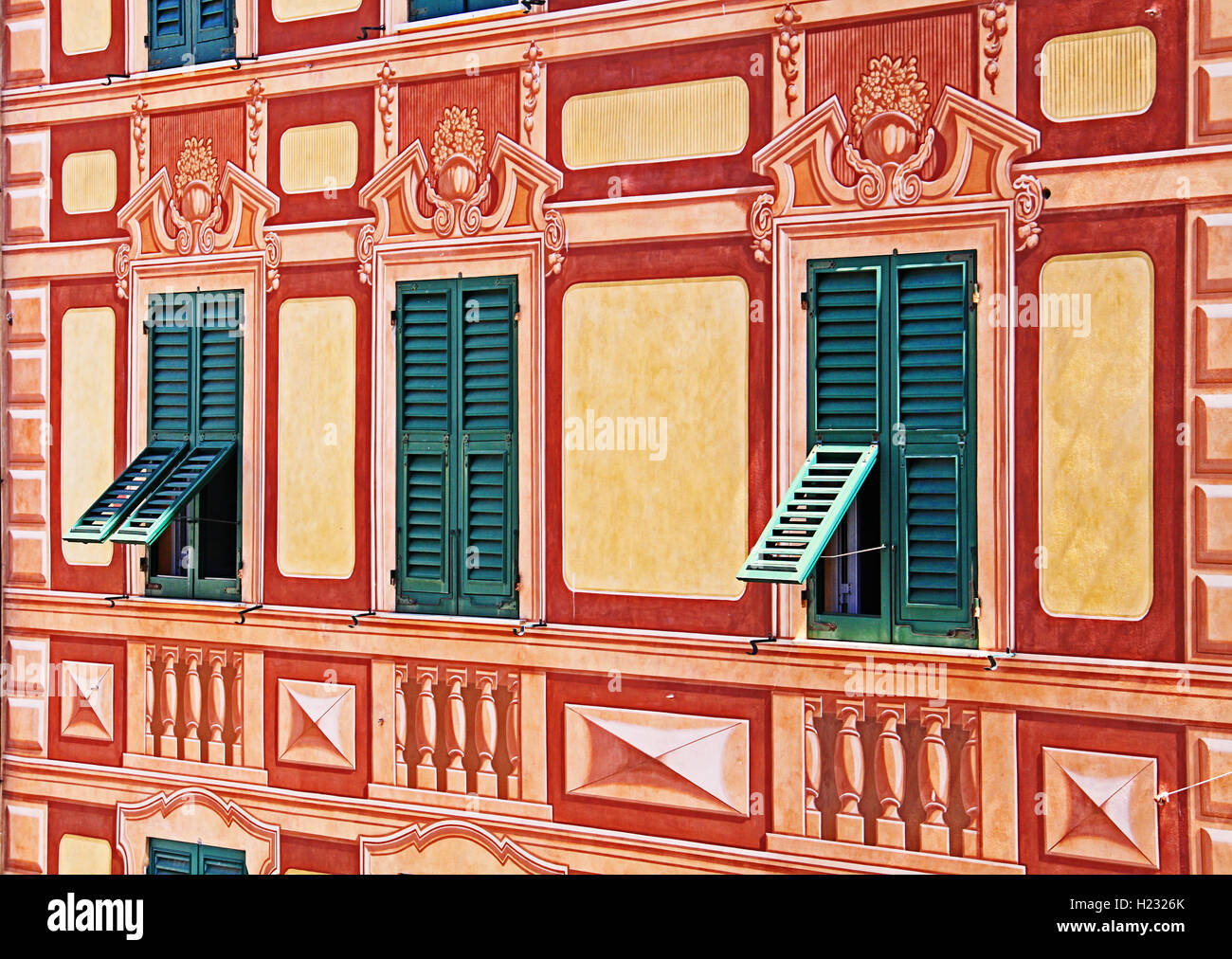 Façade maison ligurienne peint avec des couleurs typiques en perspective forcée, typique de Gênes et de tous les villages de la côte Ligure Banque D'Images