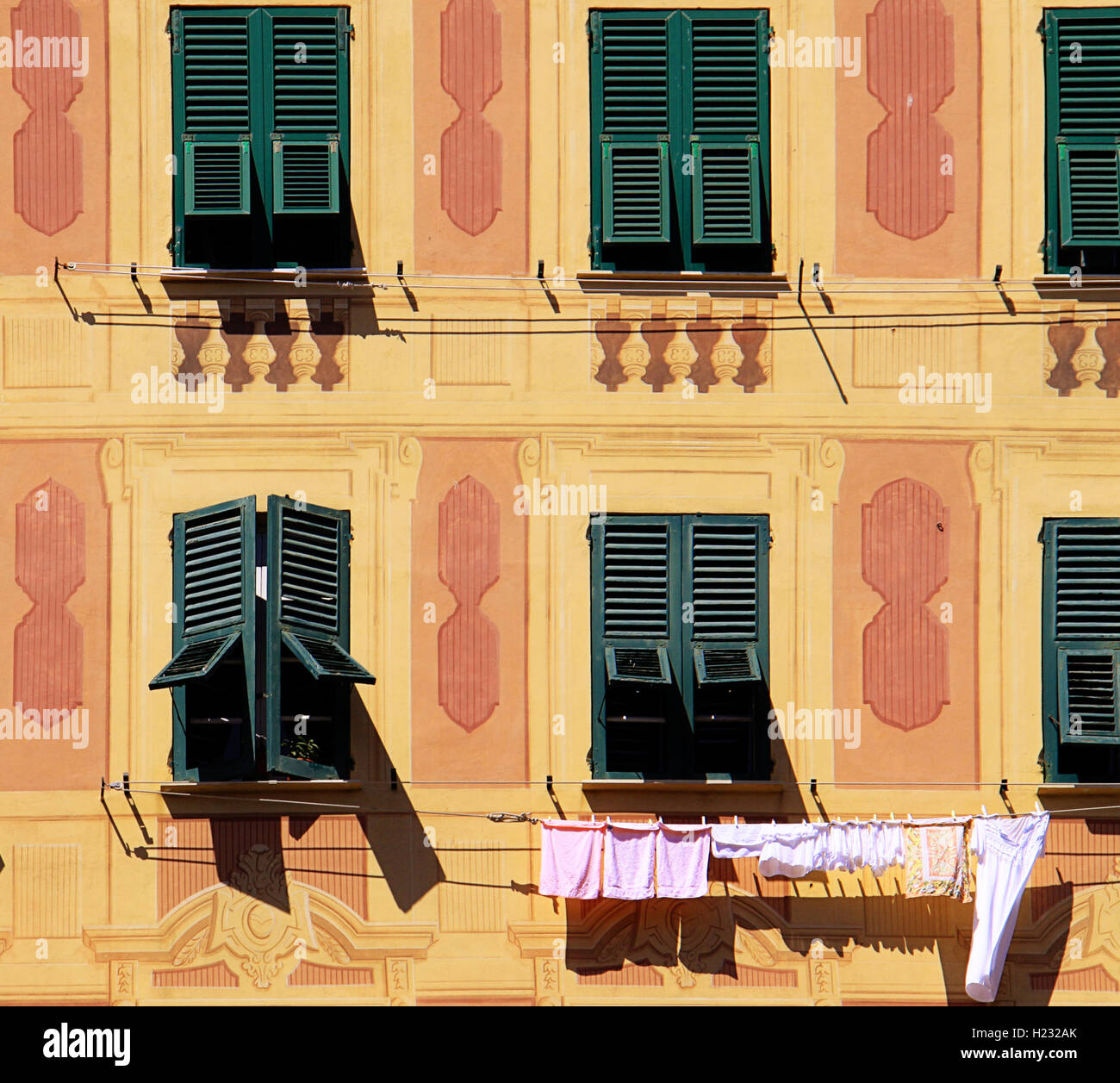 Ligurie, Italie - maison peinte avec blanchisserie pendaison en trompe-l'oeil détail Banque D'Images