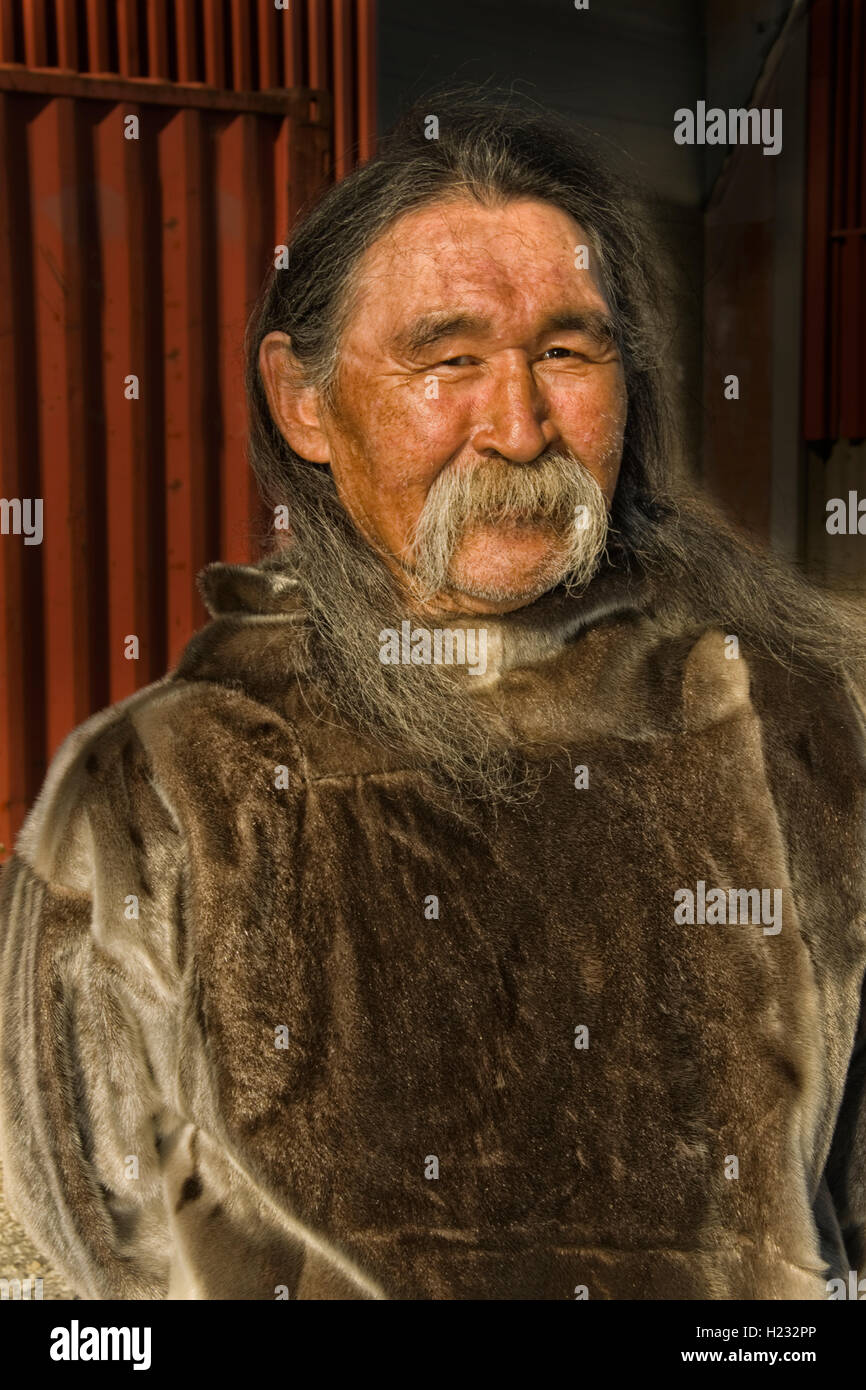 EUROPE, Groenland, Municipalité Kujalleq, Nanortalik (Lieu de l'ours polaire), les Inuits l'homme en costume traditionnel Banque D'Images