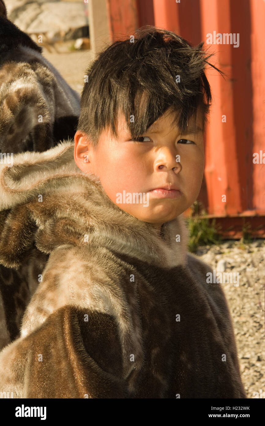 EUROPE, Groenland, Municipalité Kujalleq, Nanortalik (Lieu de l'ours polaire), les Inuits garçon en costume traditionnel Banque D'Images