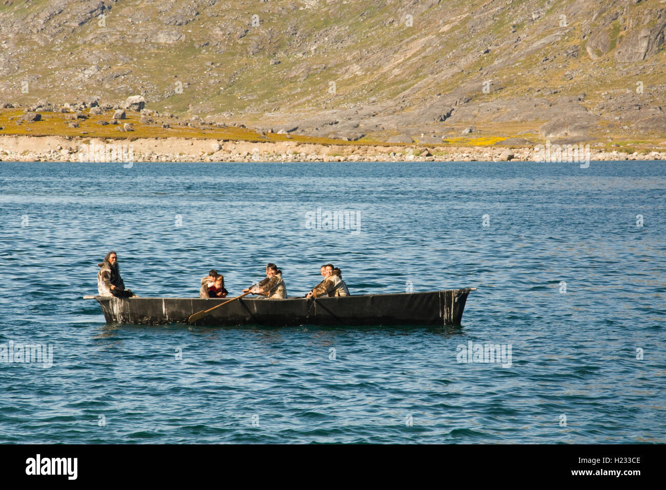 EUROPE, Groenland, Municipalité Kujalleq, Nanortalik (Lieu de l'ours polaire), les Inuits l'homme en costume traditionnel avec kayak Banque D'Images