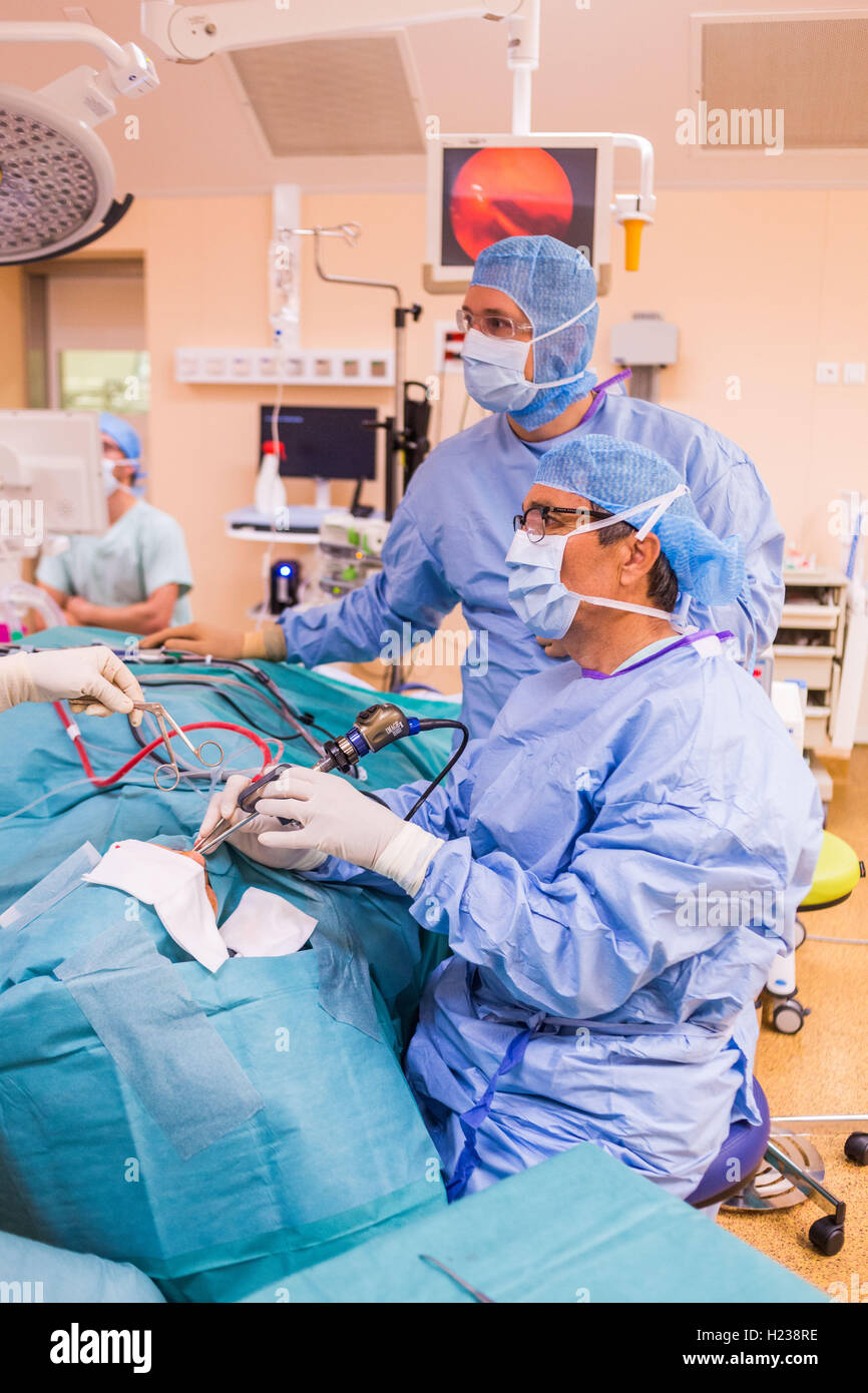 La chirurgie des sinus, les chirurgiens d'effectuer la chirurgie endoscopique des sinus, fonctionnelle de l'hôpital de Limoges, France. Banque D'Images