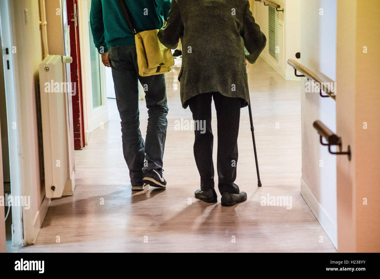 Femme âgée à marcher avec une canne. Banque D'Images