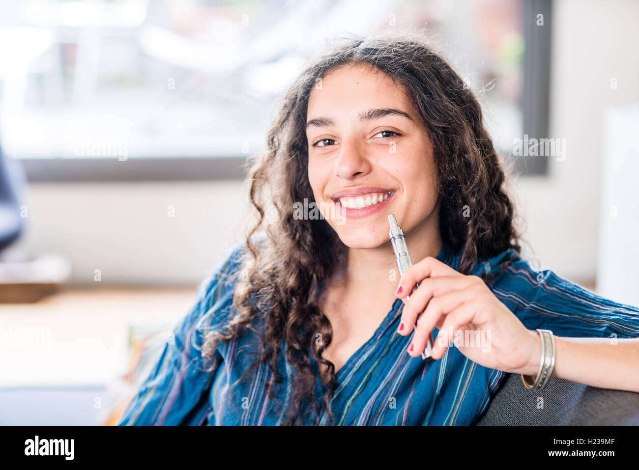 Teenage girl using electronic cigarette. Banque D'Images
