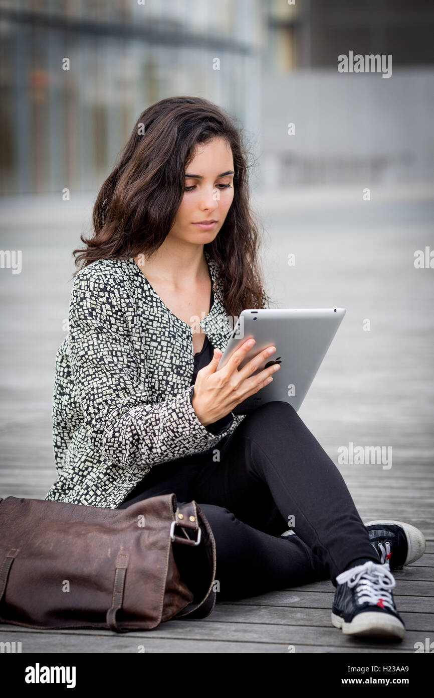 Woman using digital tablet. Banque D'Images