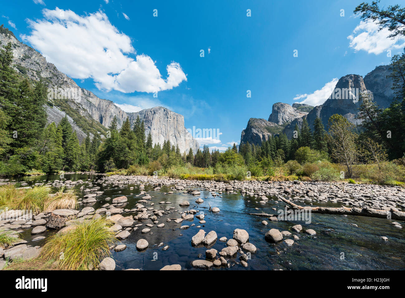 Vue sur la vallée, vue d'El Capitan et la rivière Merced, Yosemite National Park, California, USA Banque D'Images