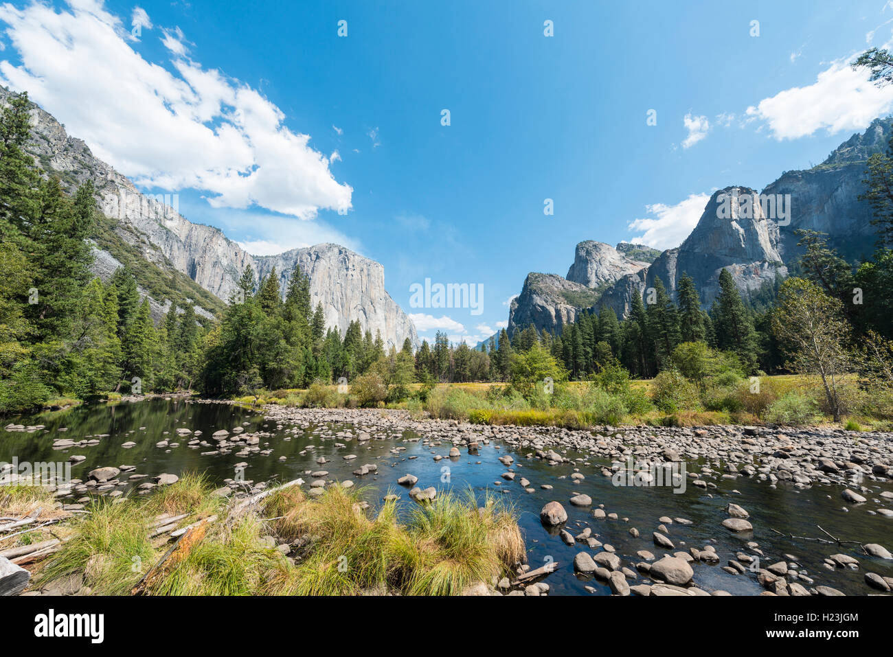 Vue sur la vallée, vue d'El Capitan et la rivière Merced, Yosemite National Park, California, USA Banque D'Images