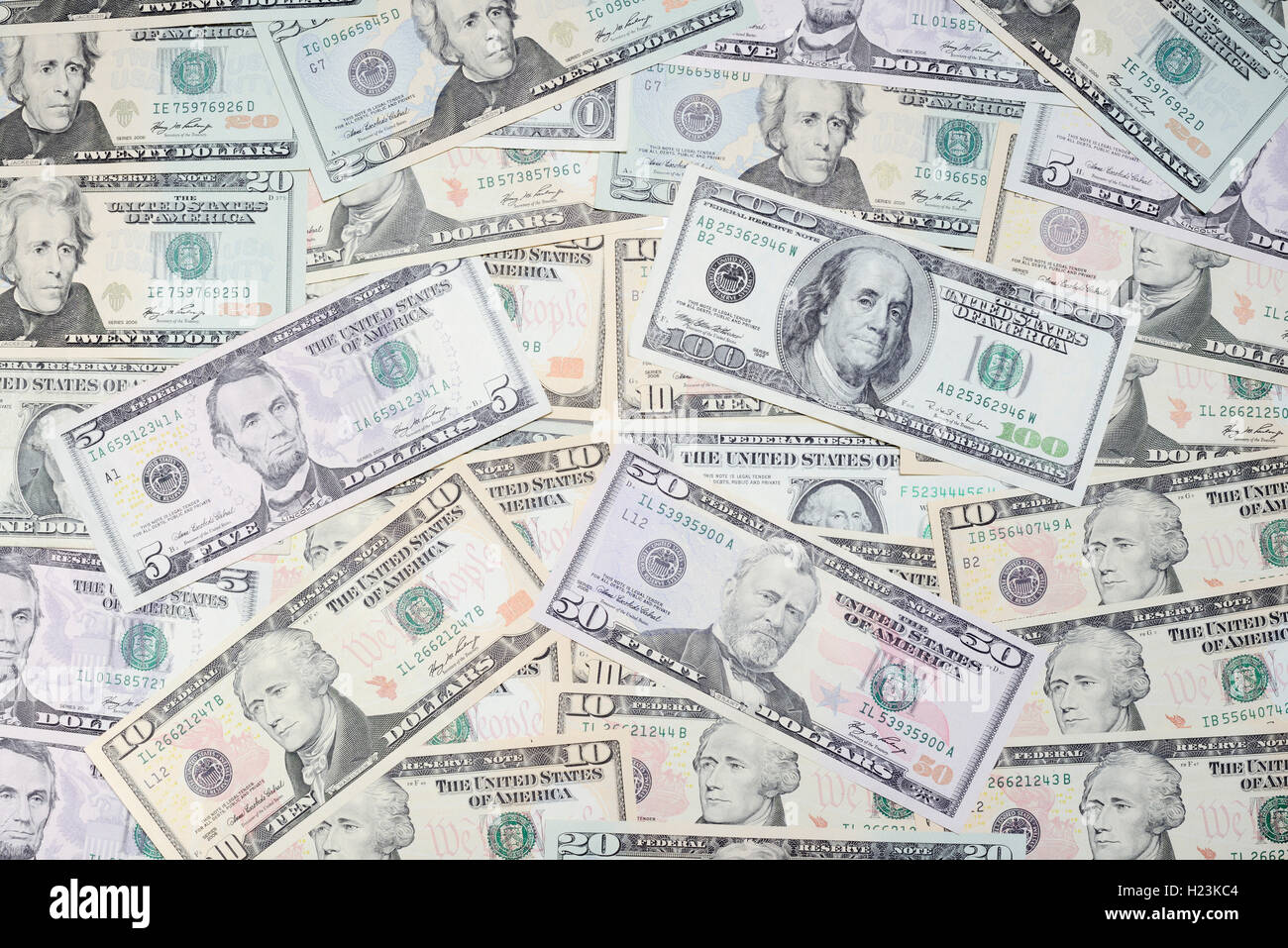 Divers US dollar bills dans une pile Banque D'Images