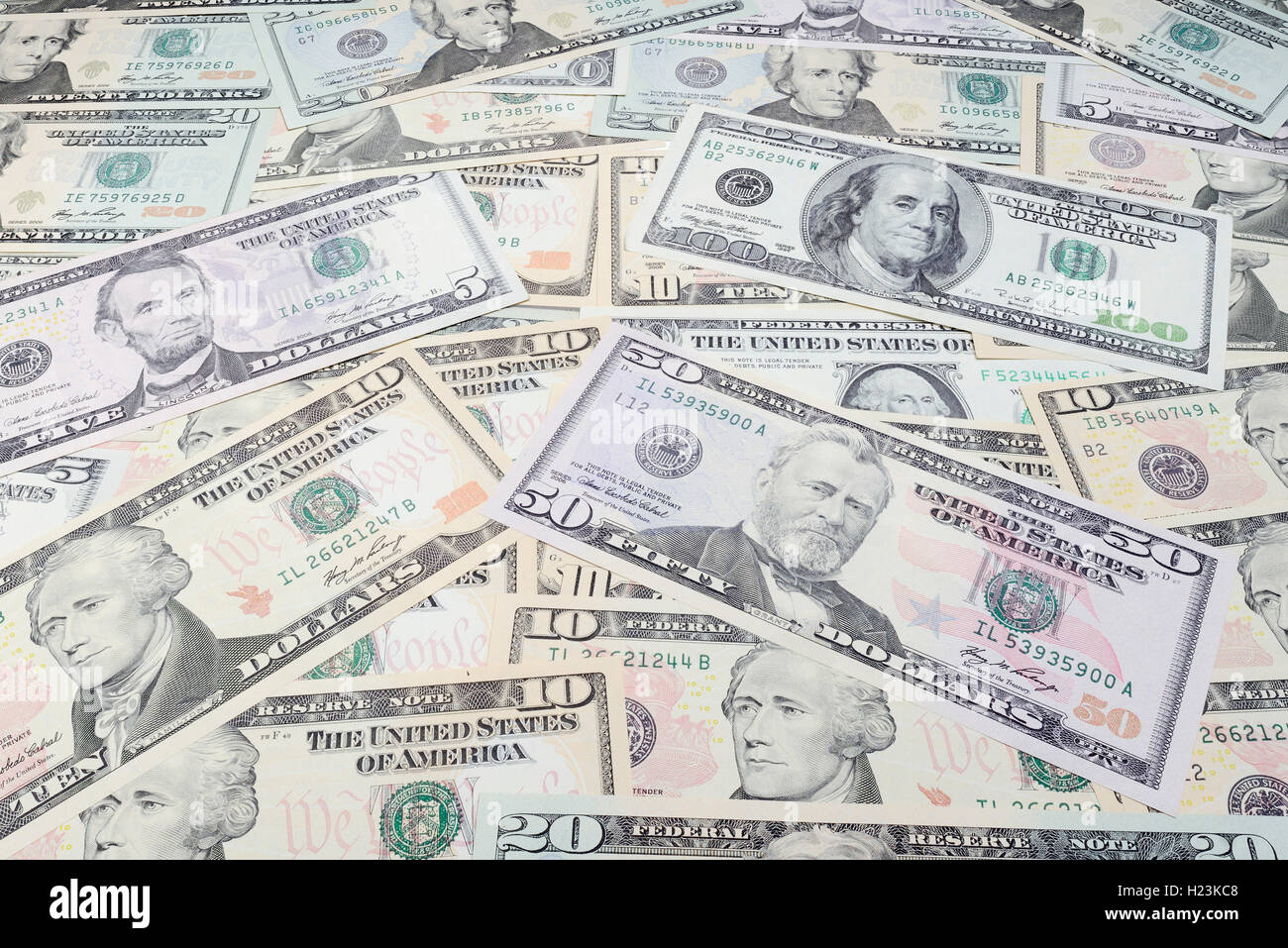 Divers US dollar bills dans une pile Banque D'Images