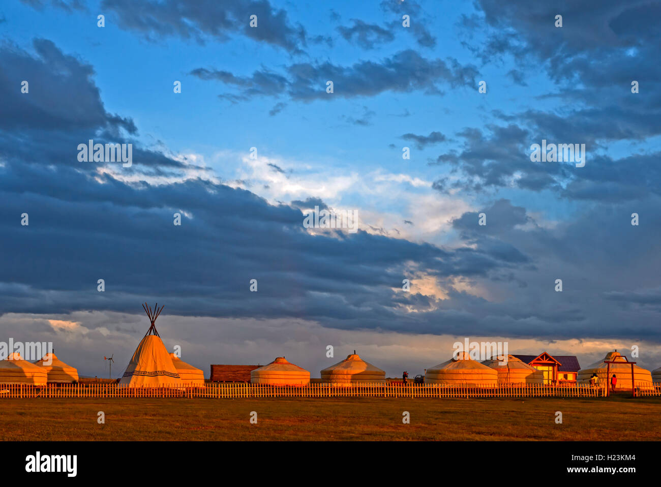 Im Jurten Khatan Ugii Tourist Camp Lager zum Sonnenuntergang am Ogii Nuur, voir Mongolei Banque D'Images