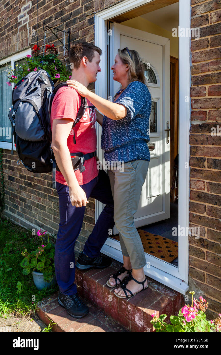 Un jeune homme dit au revoir à sa mère d'aller voyager, Sussex, UK Banque D'Images