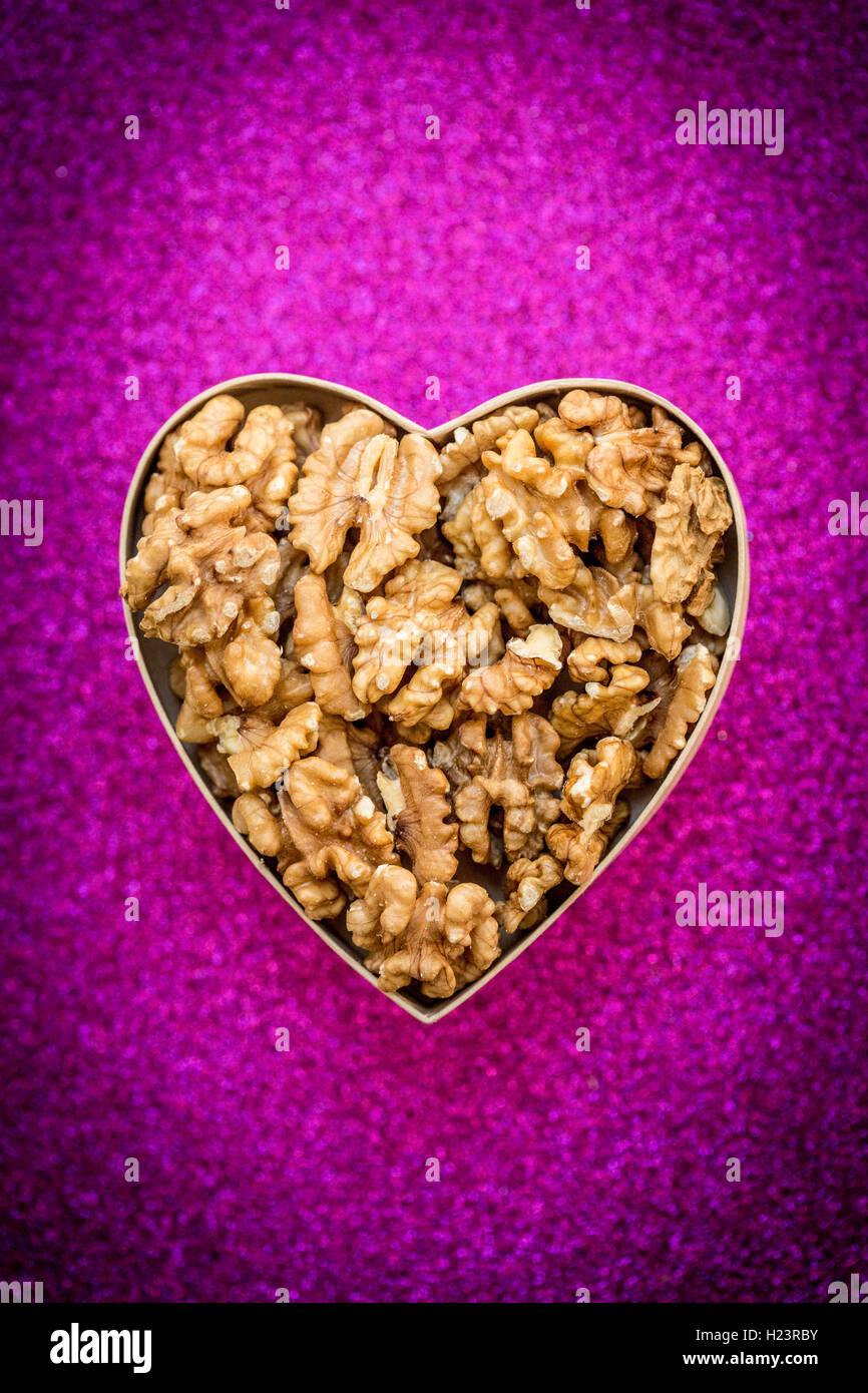 Les noix en forme de coeur. Banque D'Images