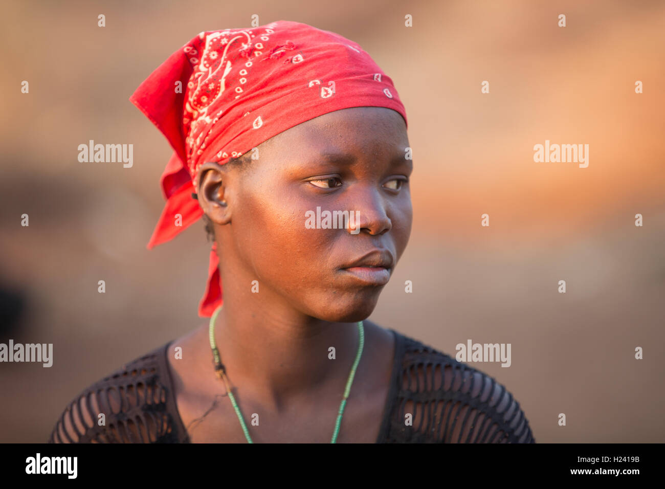 Lalaua district, province de Nampula, Mozambique, Août 2015 : Laurinda Diago avec cataracte bilatérale à la maison. Étant aveugle elle a besoin de l'aide de sa fille aînée Victorino Aide pour la plupart des tâches. Photo de Mike Goldwater Banque D'Images