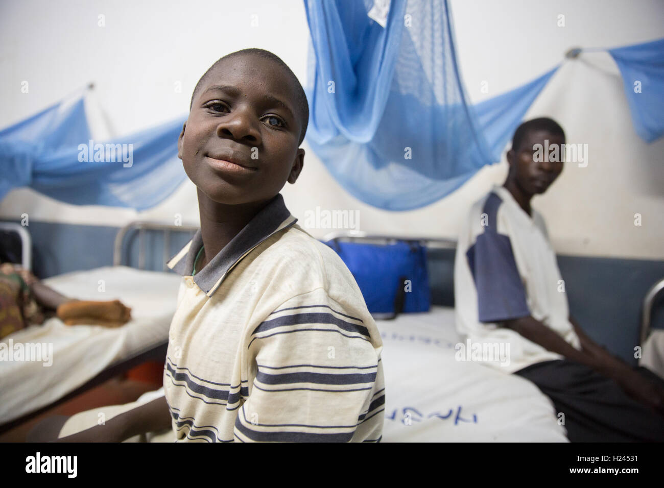 Hôpital Ribaue, Ribaue, province de Nampula, Mozambique, Août 2015 : Saide Antonio attend que sa deuxième opération de la cataracte. Photo de Mike Goldwater Banque D'Images