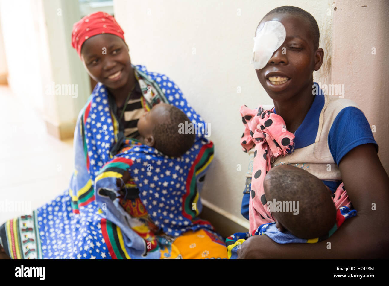 Hôpital Ribaue, Ribaue, province de Nampula, Mozambique, Août 2015 : Laurinda Diago avec sa fille aînée Aide Victorino pendant qu'ils attendent de l'avoir enlevé le bandage après la chirurgie de la cataracte le jour avant. Photo de Mike Goldwater Banque D'Images