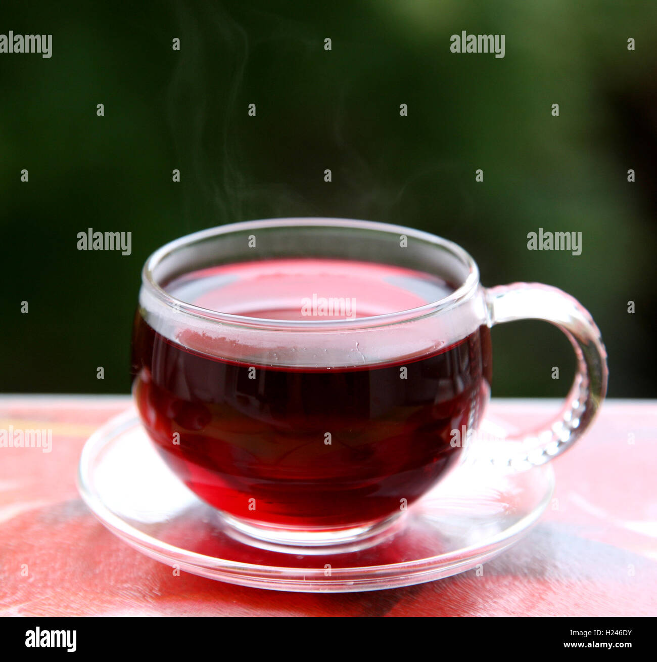 Tasse de thé rouge karkade hibiscus Banque D'Images