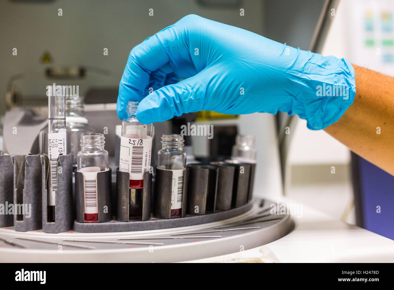 Des échantillons de sang dans des flacons sur une machine centrifuge. Banque D'Images