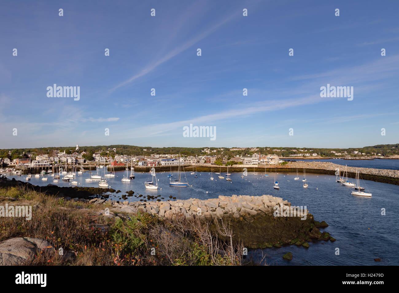 En regardant vers le port de Rockport, Massachusetts. Banque D'Images