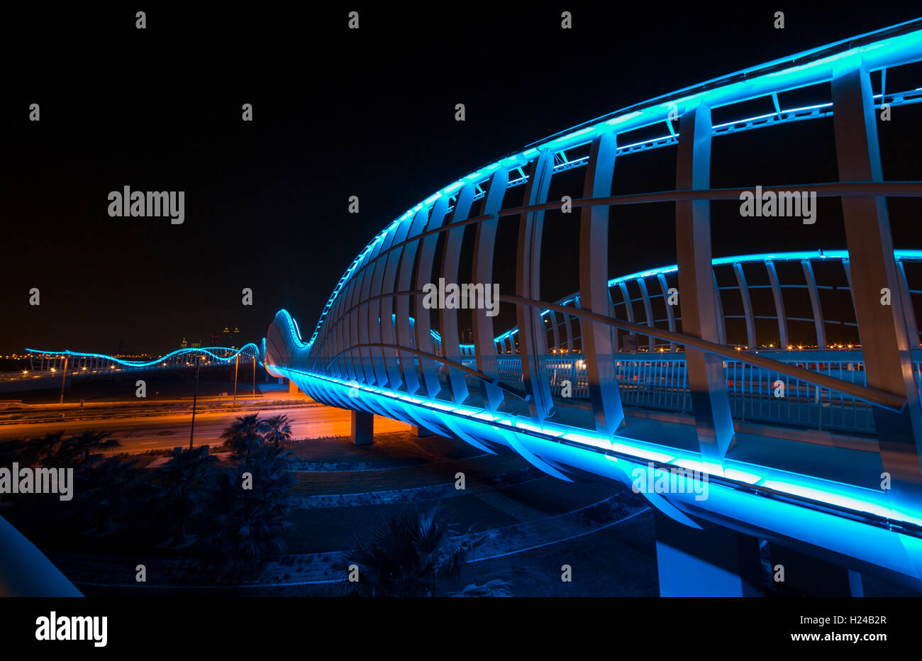 Dubaï, Émirats arabes unis, 23 Septembre 2016 : pont Meydan en dehors de Meydan race track, illuminé la nuit Banque D'Images