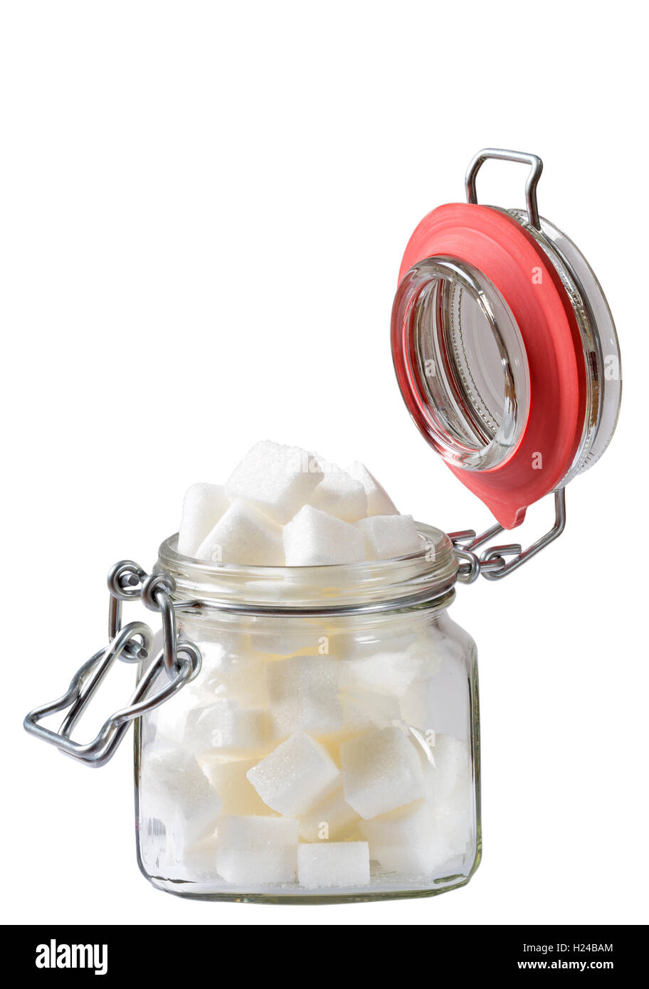 Pot en verre rempli de morceaux de sucre avec le bouchon ouvert sur l'isolé sur fond blanc. Chemin de détourage inclus. L'image est en Banque D'Images