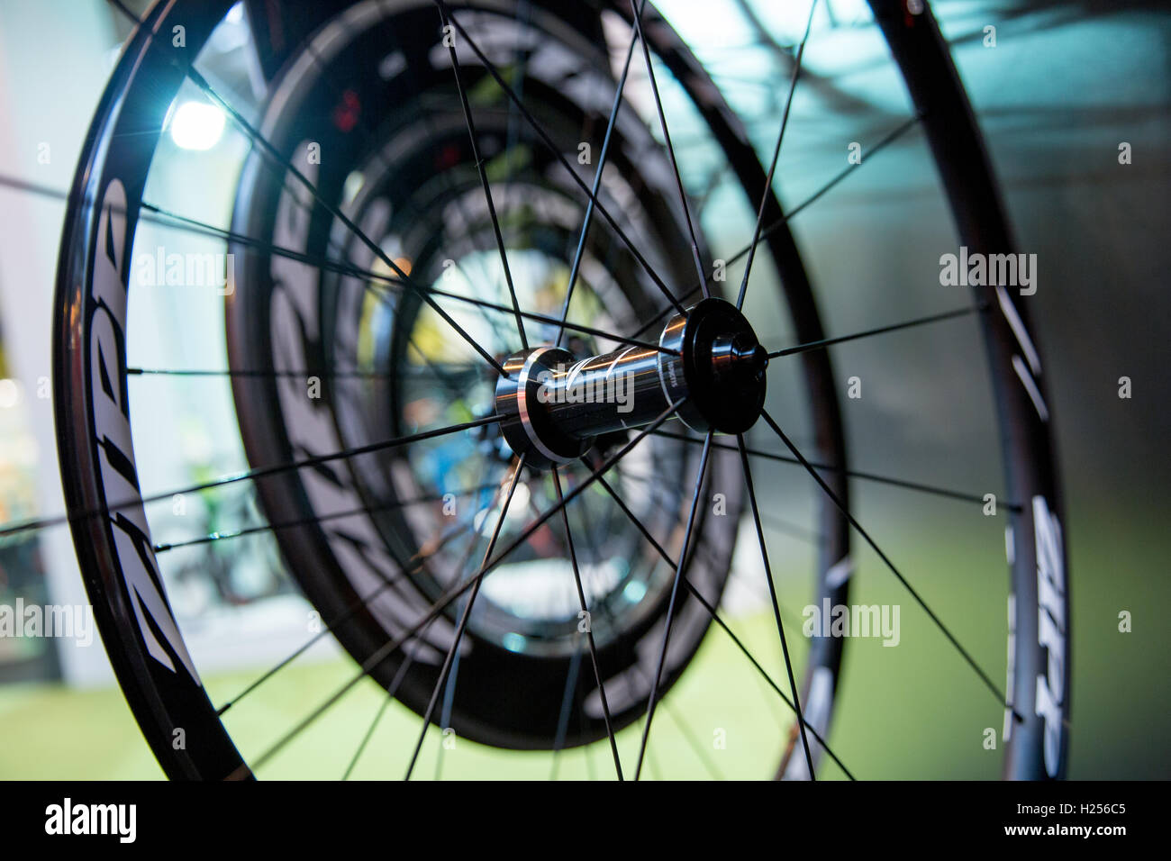 Birmingham, UK 24 Sep 2016 Close up des roues d'affichage à l'bike show Crédit : Steven re/Alamy Live News Banque D'Images