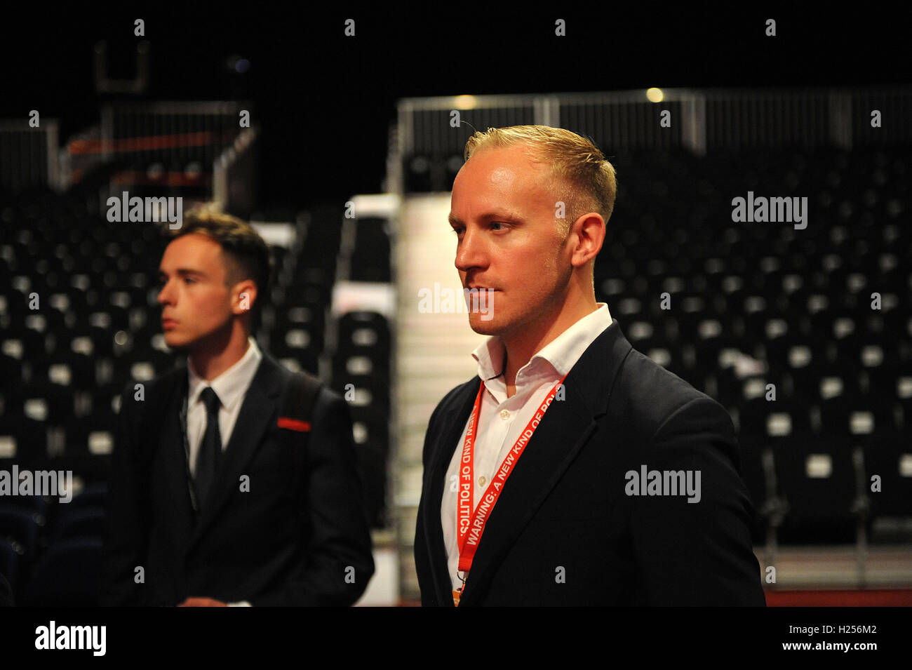 Liverpool, en Angleterre. 24 Septembre, 2016. Jeremy Corbyn est annoncé comme le nouveau chef du parti travailliste à l'ACC Centre de conférence. Sam goudronneux, agent de politique nationale pour le CNTS et membre de l'élan. Monsieur le CorbynÕs la victoire suivie de 9 semaines de campagne contre les autres candidats, Owen Smith. C'est sa deuxième victoire de leadership en un peu plus de douze mois et a été initié par la décision d'Angela Eagle à se tenir contre lui. Kevin Hayes/Alamy Live News Banque D'Images