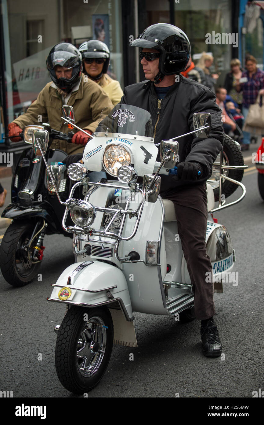Clitheroe, UK. Sep 24, 2016. Les amateurs de scooter, mods, et les festivaliers arrivent dans le style à l'assemblée annuelle de l'événement "Mod Weekender". Crédit : Matthieu Fleming/Alamy Live News Banque D'Images