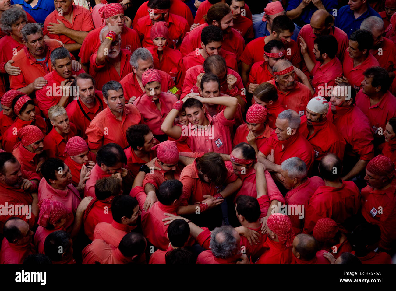 Barcelone, Espagne. Sep 24, 2016. Le 24 septembre, 2016 - Barcelone, Catalogne, Espagne - Castellers se préparent à construire une tour humaine pendant la Jornada Castellera (tours humaines jour) tenue à Barcelone pour la Merce Festival (Festes de la Merce). Crédit : Jordi Boixareu/Alamy Live News Banque D'Images