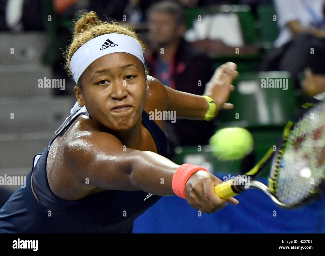 Tokyo, Japon. Sep 24, 2016. Japanreturns Naomi Osaka de la balle à Elina Svitolina de Ukrine pendant le match de demi-finale dans le Tennis 2016 Toray Pan Pacific à Tokyo. Osaka a remporté le match 1-6, 6-3, 6-2. Credit : Natsuki Sakai/AFLO/Alamy Live News Banque D'Images