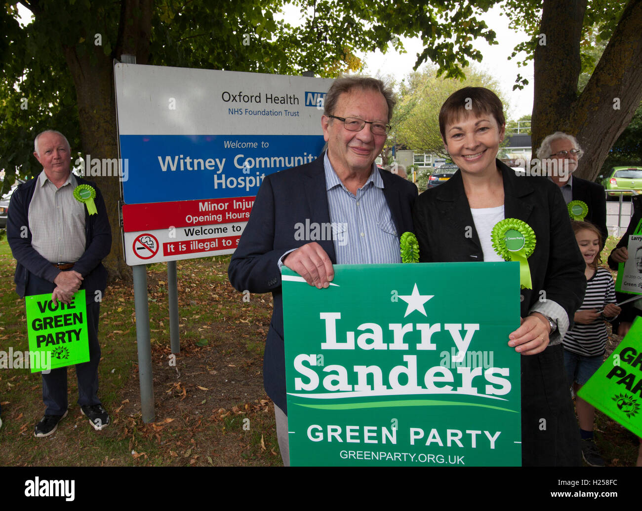 Witney, UK. Sep 24, 2016. Co-leader du Parti Vert et députée Caroline Lucas aide Larry Sanders, frère du sénateur Bernie Sanders, de lancer son campaigh à se présenter comme candidat du Parti Vert pour Witney, à la suite de l'article David Cameron de son siège à Witney. Credit : Adrian arbib/Alamy Live News Banque D'Images