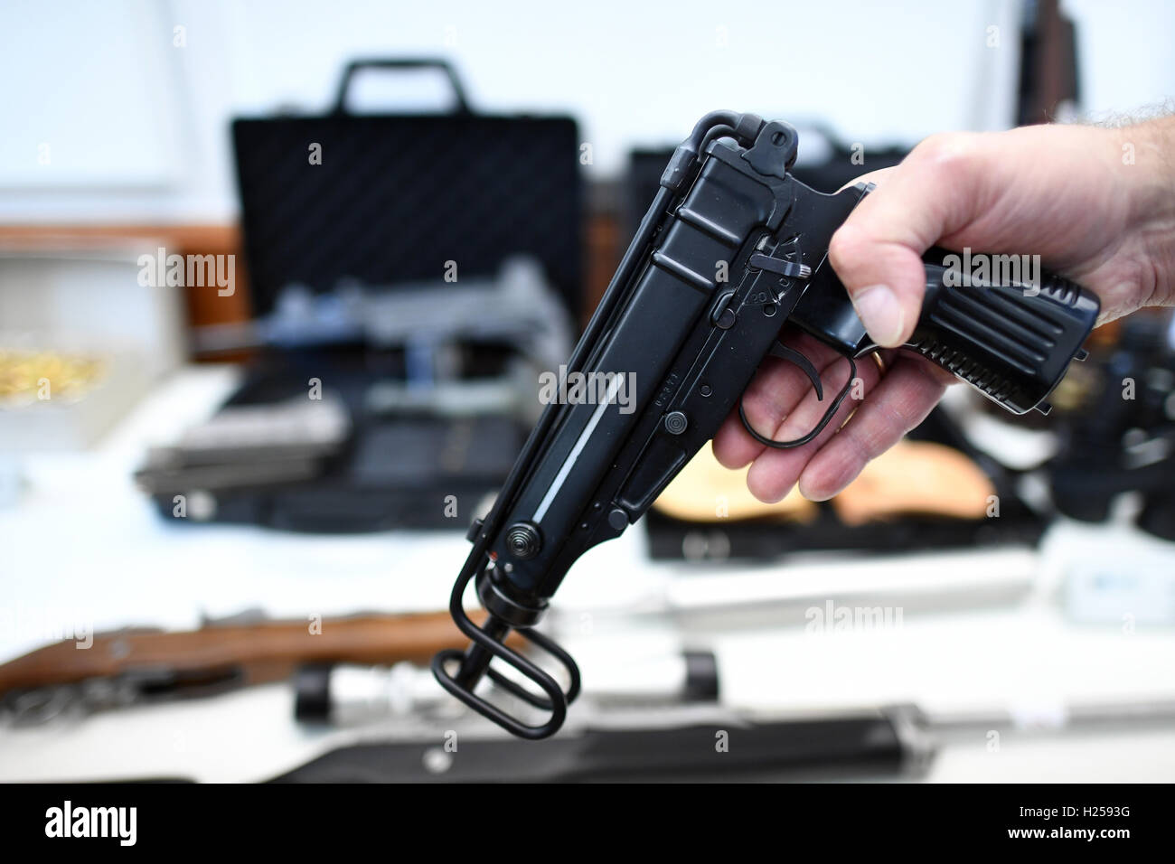 Oberhausen, Allemagne. 29Th Sep 2016. Un agent de police détient un pistolet automatique Skorpion à Oberhausen, Allemagne, 23 septembre 2016. Plus de 50 pistolets, revolvers, carabines, pistolets automatiques, et autour de 4 000 cartouches de balles ont été saisis en Rhénanie du Nord-Westphalie, lors d'une grève contre le commerce des armes illégales. Sept personnes ont été arrêtées et quatre d'entre eux ont été envoyés en prison, rapport de police. Photo : Federico Gambarini/dpa/Alamy Live News Banque D'Images