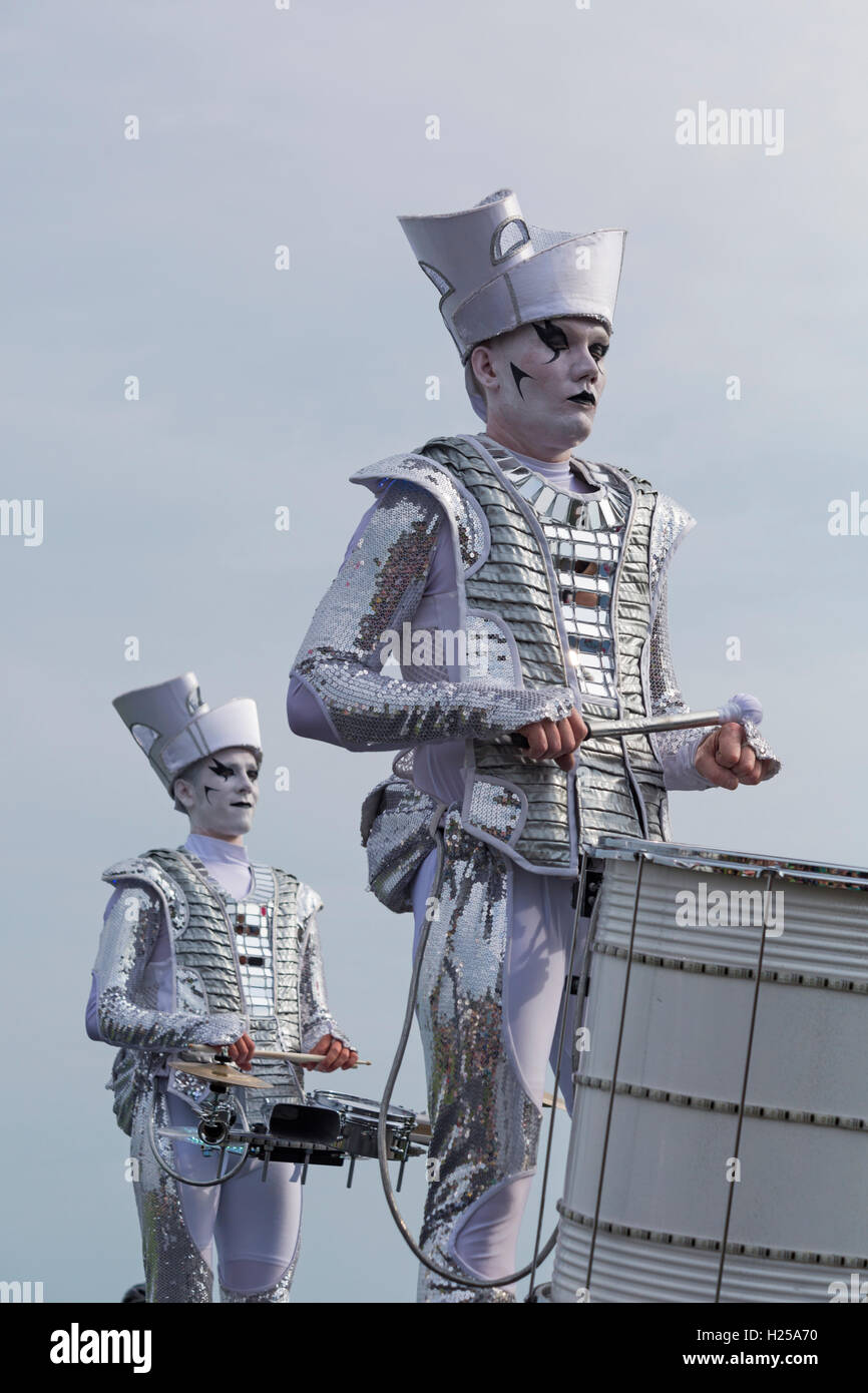 Popularité des chaussures élégantes, Harbourside Park, Poole, Dorset, UK. Sep 24, 2016. En l'air, une partie de l'intérieur projet, voit divers artistes présentant les foules avec une performance de cirque contemporain et de la musique contre un arrière-plan spectaculaire de la mer et du ciel - World Beaters bougies d'effectuer avec une musique magique, le mouvement et l'éclairage spectaculaire dans laquelle les caractères mystérieux composé de lumière et de son transformer le paysage autour d'eux. Le corp. Credit : Carolyn Jenkins/Alamy Live News Banque D'Images