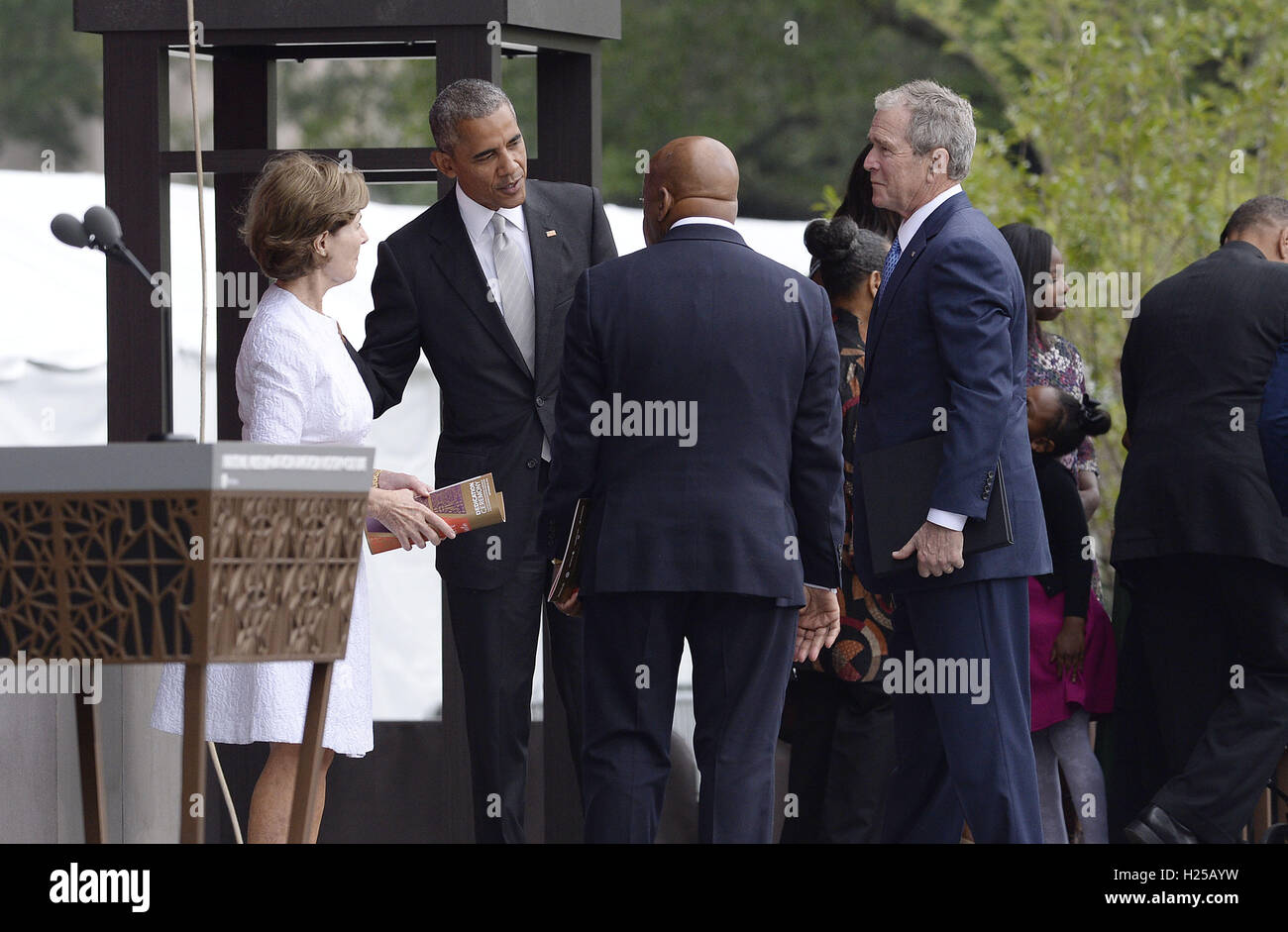 24 septembre 2016 - Washington, District de Columbia, États-Unis d'Amérique - (L à R) : l'ancienne Première dame Laura Bush, le président des États-Unis, Barack Obama, représentant américain John Lewis (démocrate de la Géorgie) et l'ancien président américain George W. Bush assistera à la cérémonie d'ouverture de la Smithsonian National Museum of African American History and Culture le 24 septembre 2016 à Washington, DC. Le musée est l'ouverture de treize ans après le Congrès et le président George Bush a autorisé sa construction. Crédit : Olivier Douliery/Piscine via CNP (crédit Image : © Olivier Douliery/CNP via ZUMA Wir Banque D'Images