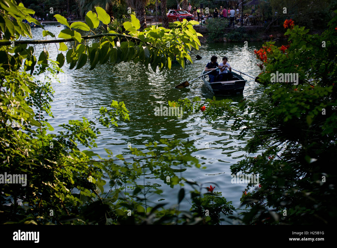Barcelone, Catalogne, Espagne. Sep 24, 2016. Un couple profitez d'un bateau de plaisance au parc de la Ciutadella de Barcelone. © Jordi Boixareu/ZUMA/Alamy Fil Live News Banque D'Images