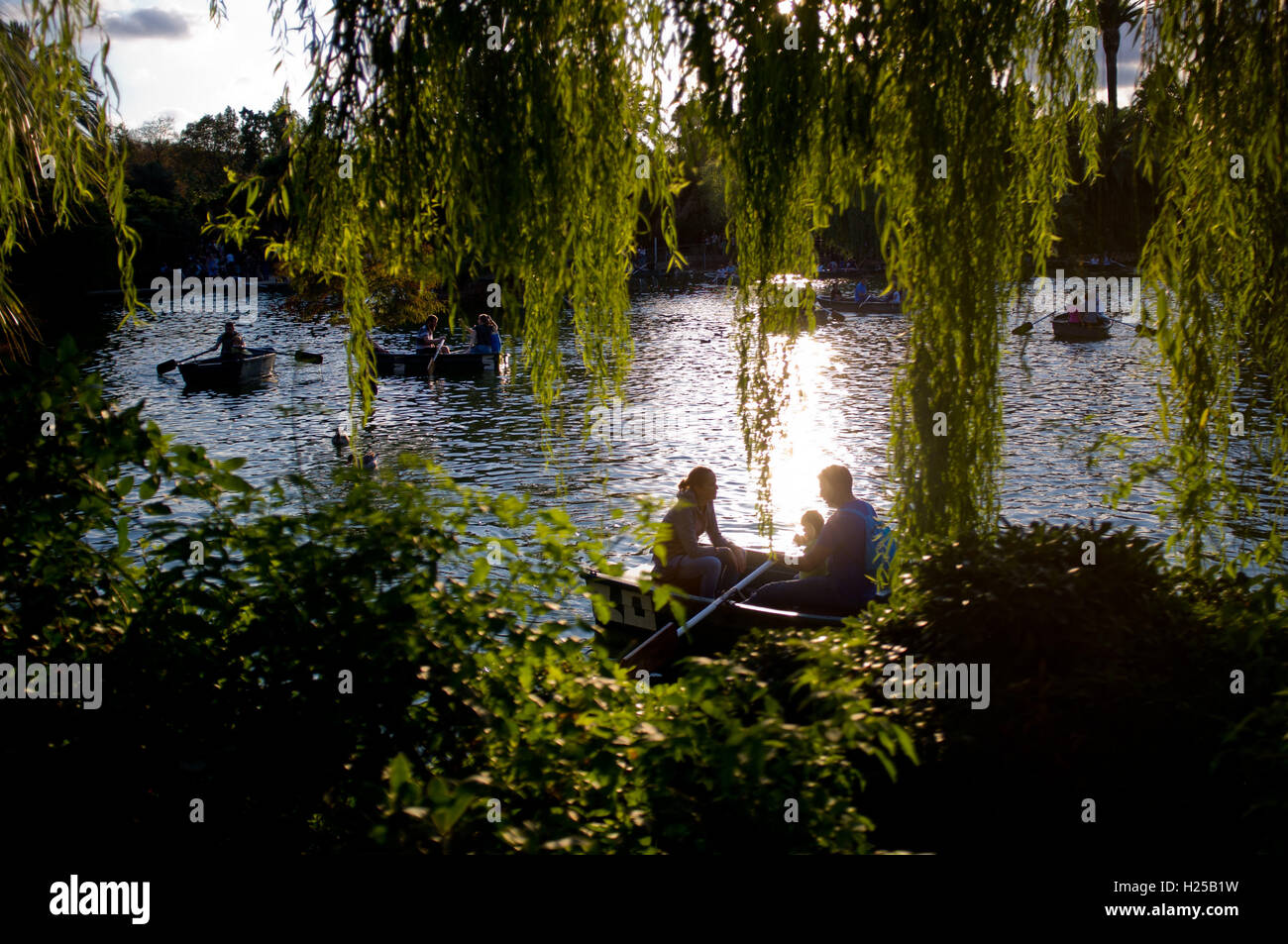 Barcelone, Catalogne, Espagne. Sep 24, 2016. Les gens apprécient les bateaux de loisirs au parc de la Ciutadella de Barcelone. © Jordi Boixareu/ZUMA/Alamy Fil Live News Banque D'Images