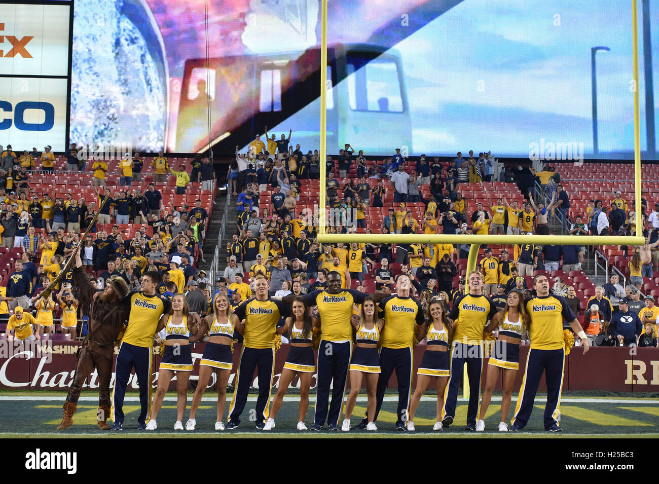 Landover, Maryland, USA. Sep 24, 2016. Le WVU cheerleaders chanter des routes de campagne à la suite d'un match joué à FedEx Field à Landover, MD. WVU tenue le à battre BYU 35-32 pour passer à 3-0. © Ken Inness/ZUMA/Alamy Fil Live News Banque D'Images