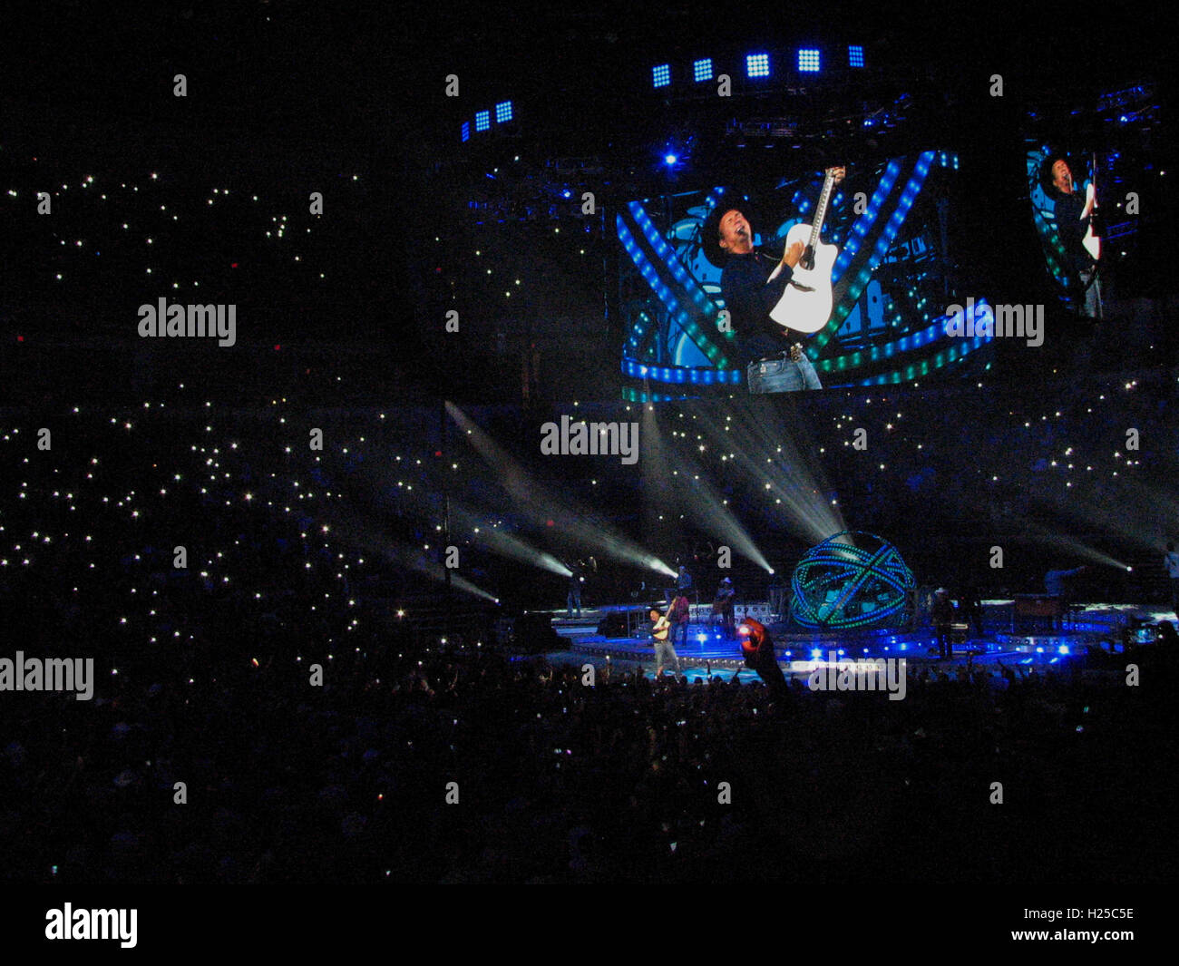 Fresno, CA, USA. Sep 24, 2016. Garth Brooks effectue au cours de la tournée mondiale de Garth Brooks à la Save Mart Center le vendredi 23 septembre 2016, à Fresno, CA. © Marty Bicek/ZUMA/Alamy Fil Live News Banque D'Images